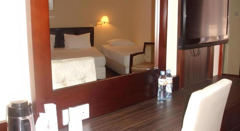 Devon Hotel Канді Екстер'єр фото