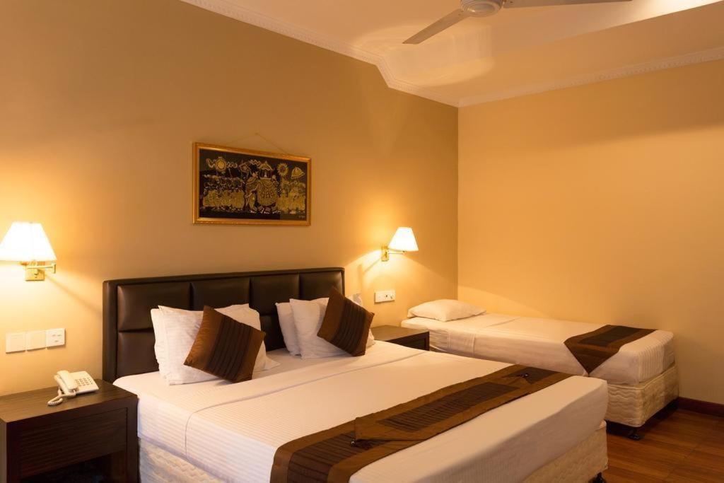 Devon Hotel Канді Екстер'єр фото