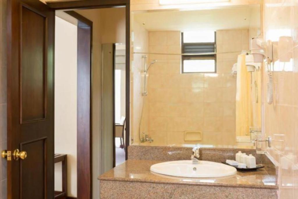 Devon Hotel Канді Екстер'єр фото